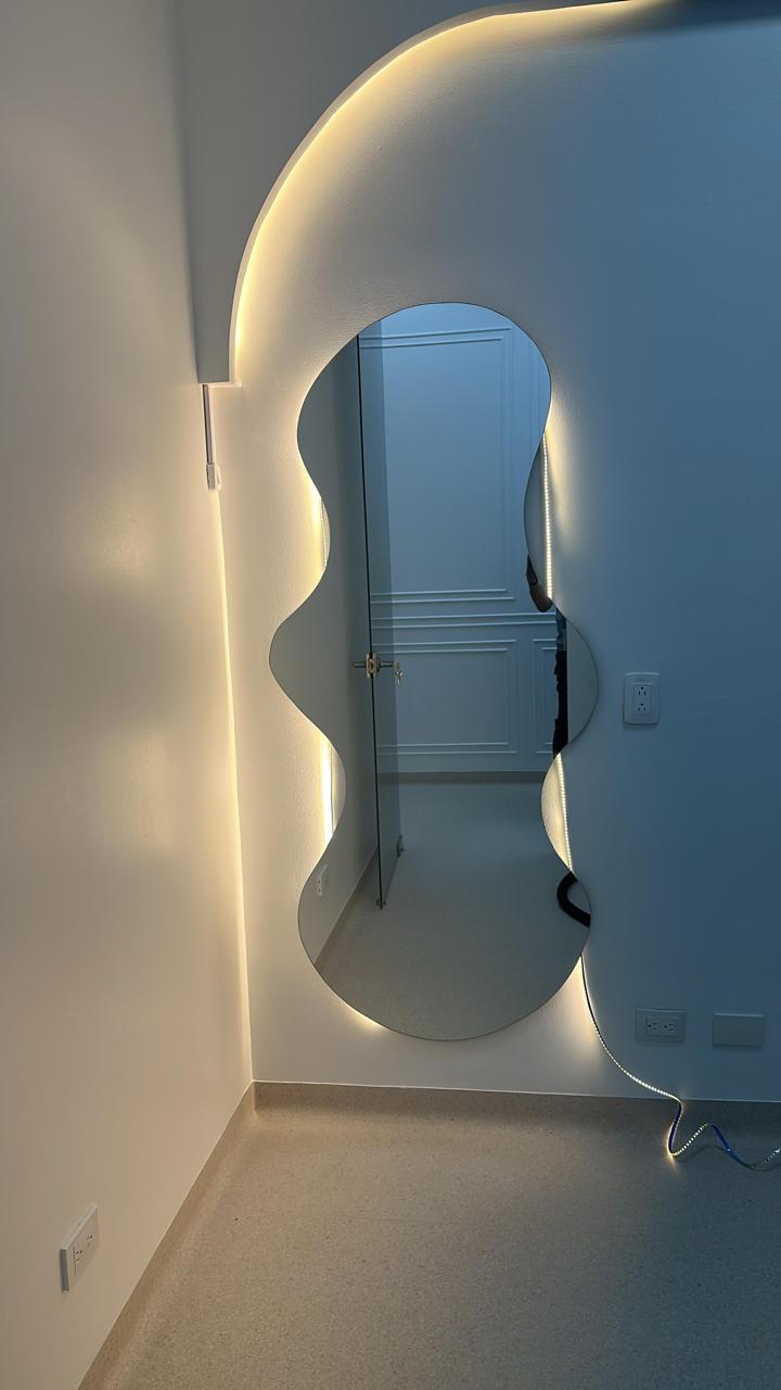 Baño master — diseño orgánico con luz LED