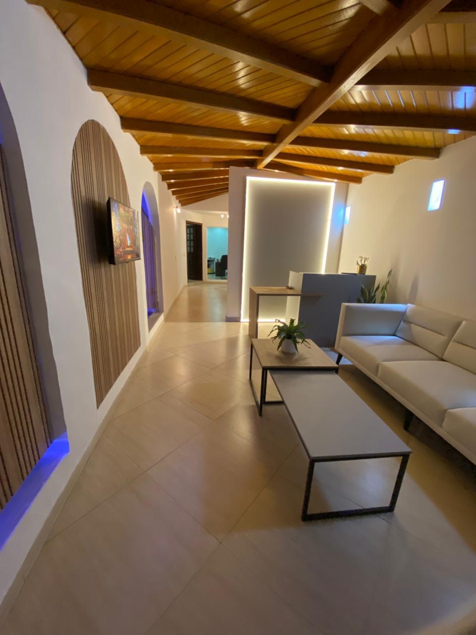 Pasillo comercial — acabados de lujo