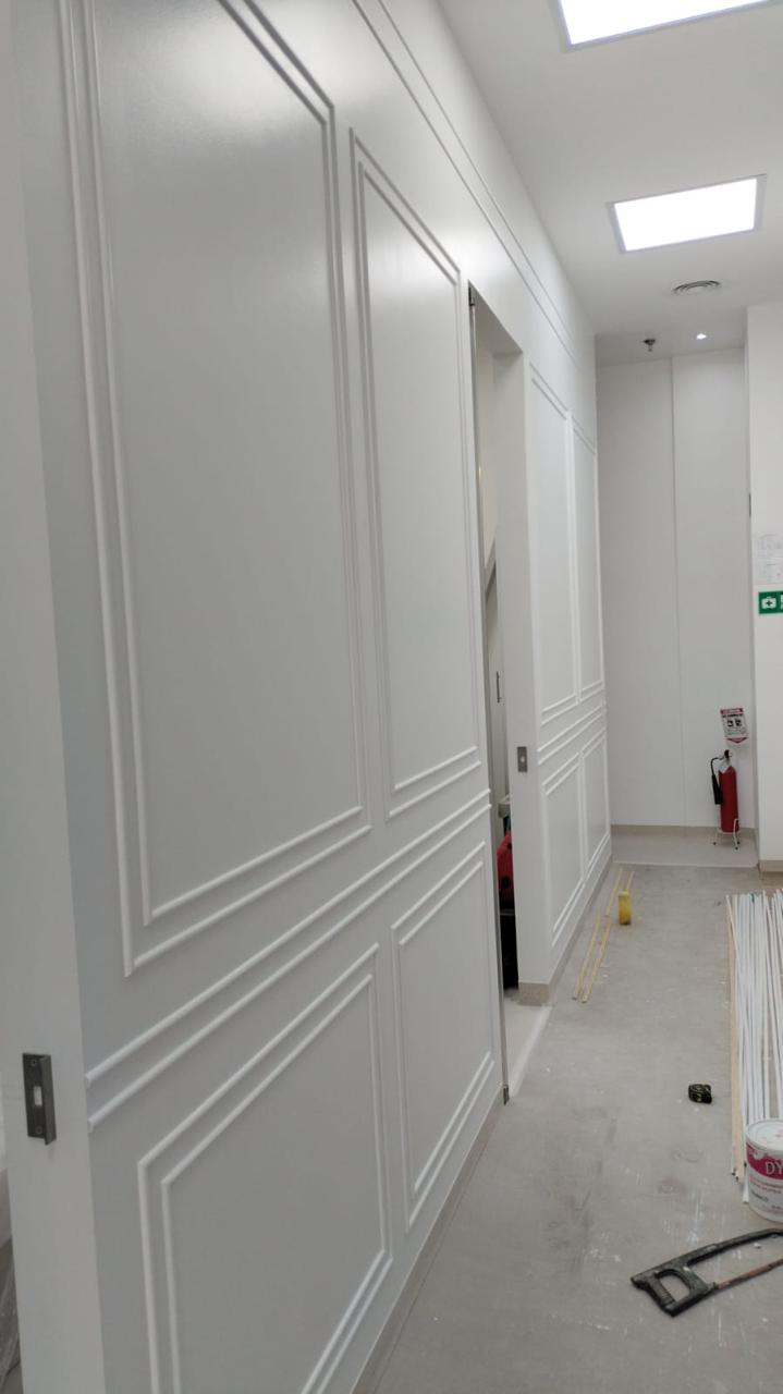 Pasillo residencial — molduras clásicas