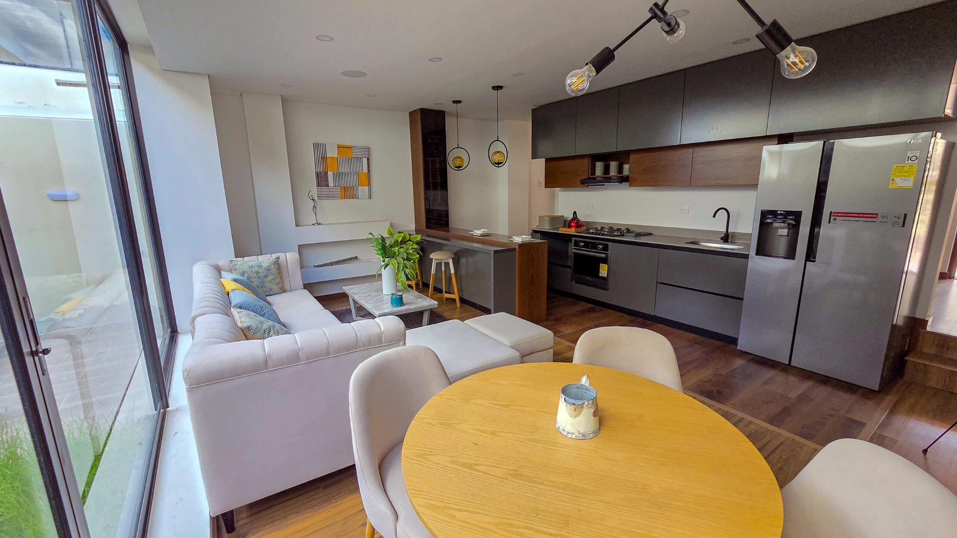 Cocina abierta remodelada — proyecto Homes by Laramp