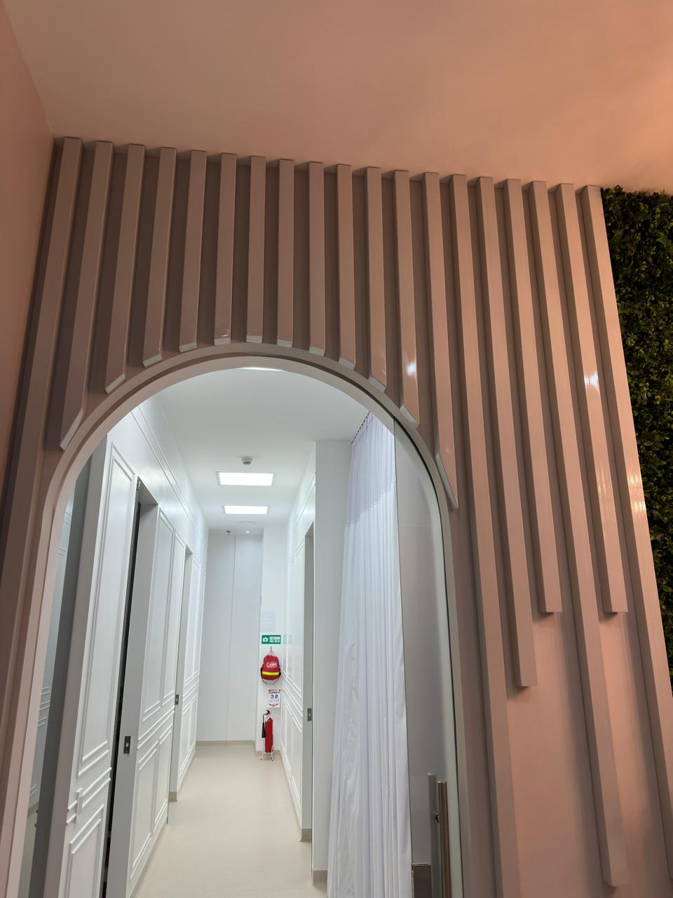 Entrada premium de consultorio — proyecto Spaces by Laramp